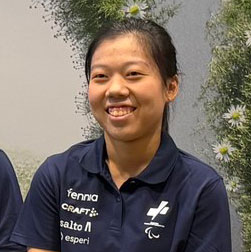 Ellen Miao hymyilemässä kameralle tummansininen Tulevaisuuden tähdet t-paita päällään Fennian julkistustilaisuudessa.